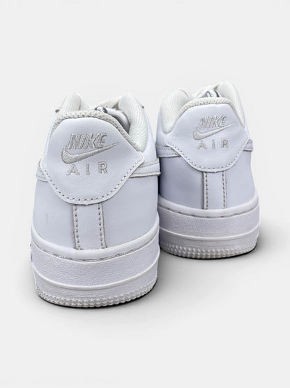 Nike Air Force 1 Low Triple White — buty sportowe damskie w bardzo dobrym stanie rozmiar 38, widok z tyłu