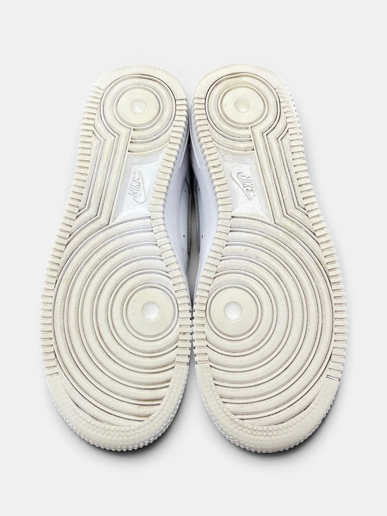 Nike Air Force 1 Low Triple White — buty sportowe damskie w bardzo dobrym stanie rozmiar 38, podeszwa