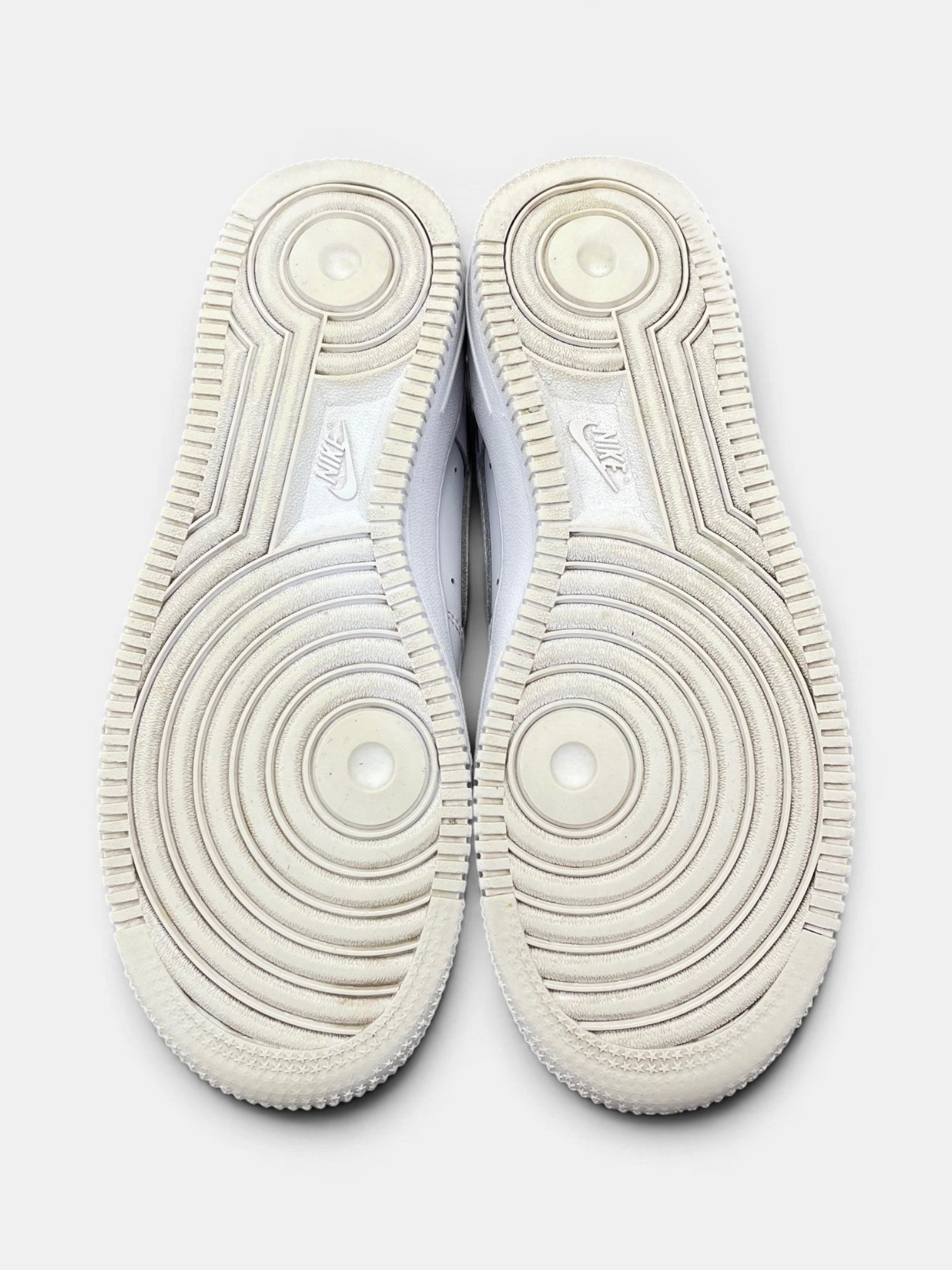 Nike Air Force 1 Low Triple White — buty sportowe damskie w bardzo dobrym stanie rozmiar 38, podeszwa