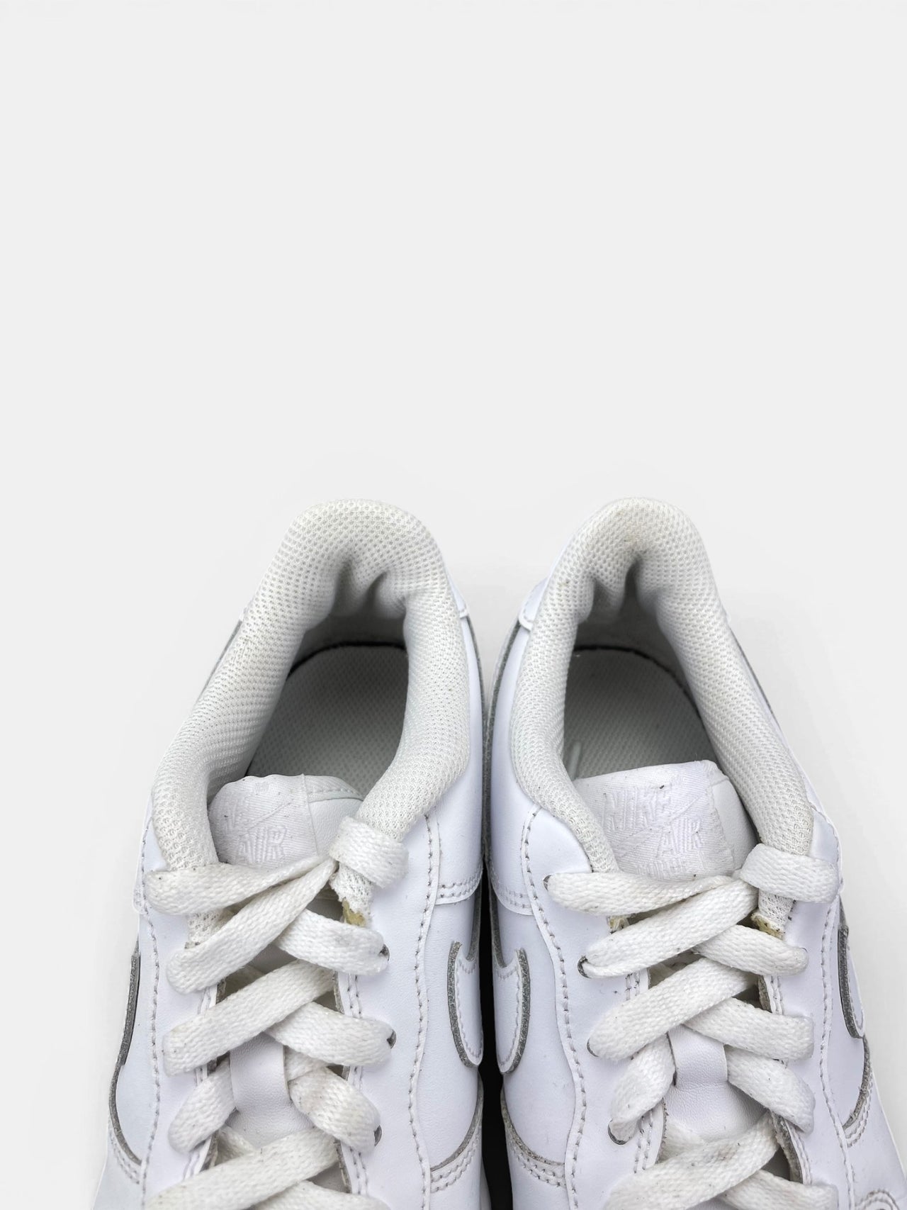 Nike Air Force 1 Low Triple White — buty sportowe damskie w bardzo dobrym stanie rozmiar 38, zapiętki butów