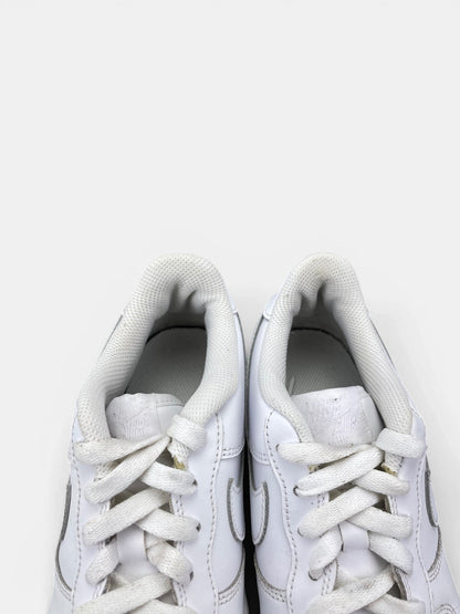 Nike Air Force 1 Low Triple White — buty sportowe damskie w bardzo dobrym stanie rozmiar 38, zapiętki butów