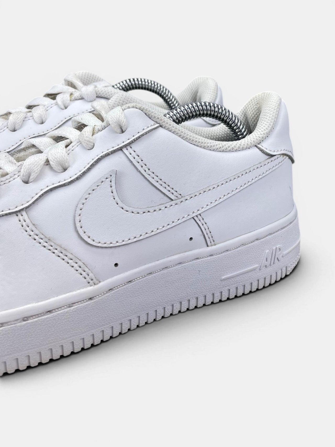 Nike Air Force 1 Low Triple White — buty sportowe damskie w bardzo dobrym stanie rozmiar 38, opcjonalne zdjęcie 1