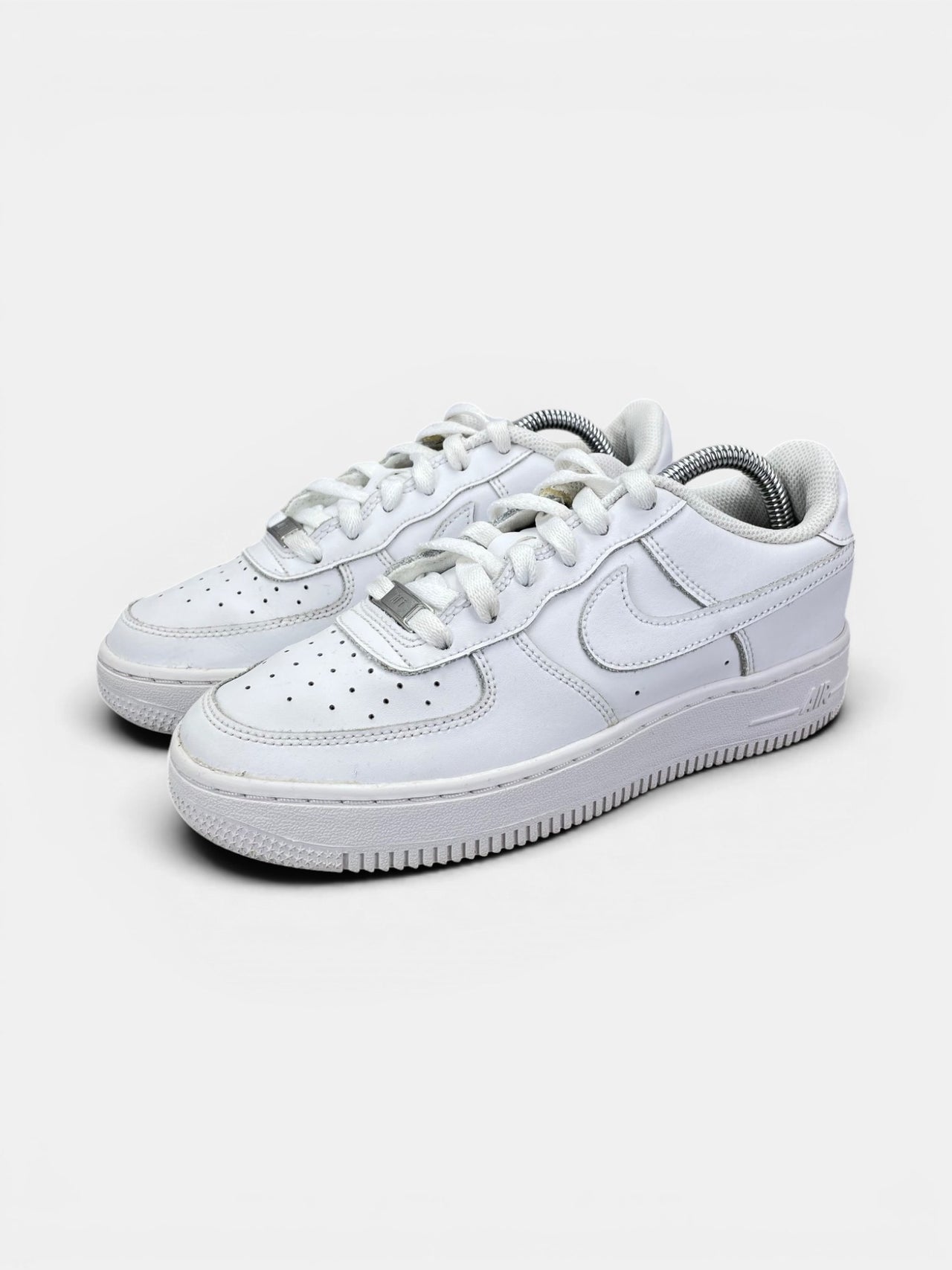Nike Air Force 1 Low Triple White — buty sportowe damskie w bardzo dobrym stanie rozmiar 37.5, widok z boku