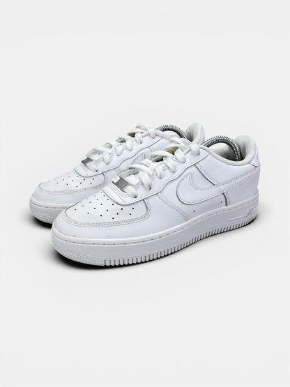 Nike Air Force 1 Low Triple White — buty sportowe damskie w bardzo dobrym stanie rozmiar 37.5, widok z boku