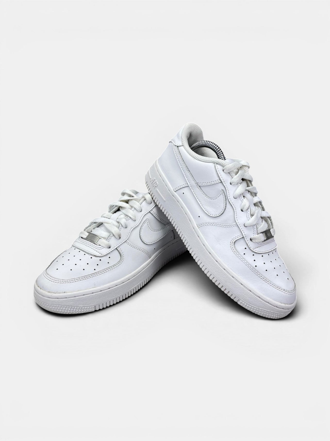 Nike Air Force 1 Low Triple White — buty sportowe damskie w bardzo dobrym stanie rozmiar 37.5, boczny profil
