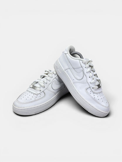 Nike Air Force 1 Low Triple White — buty sportowe damskie w bardzo dobrym stanie rozmiar 37.5, boczny profil