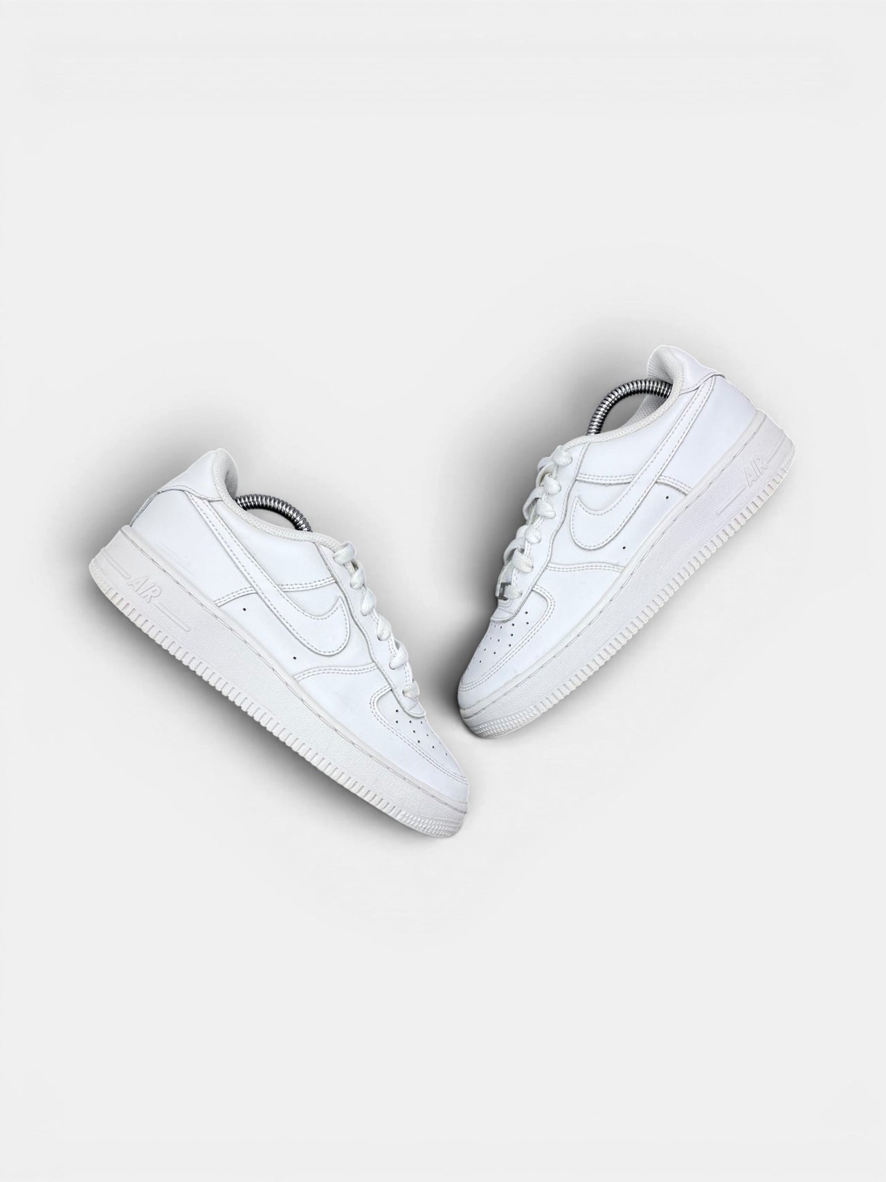 Nike Air Force 1 Low Triple White — buty sportowe damskie w bardzo dobrym stanie rozmiar 37.5, widok z góry na zewnętrzną stronę butów