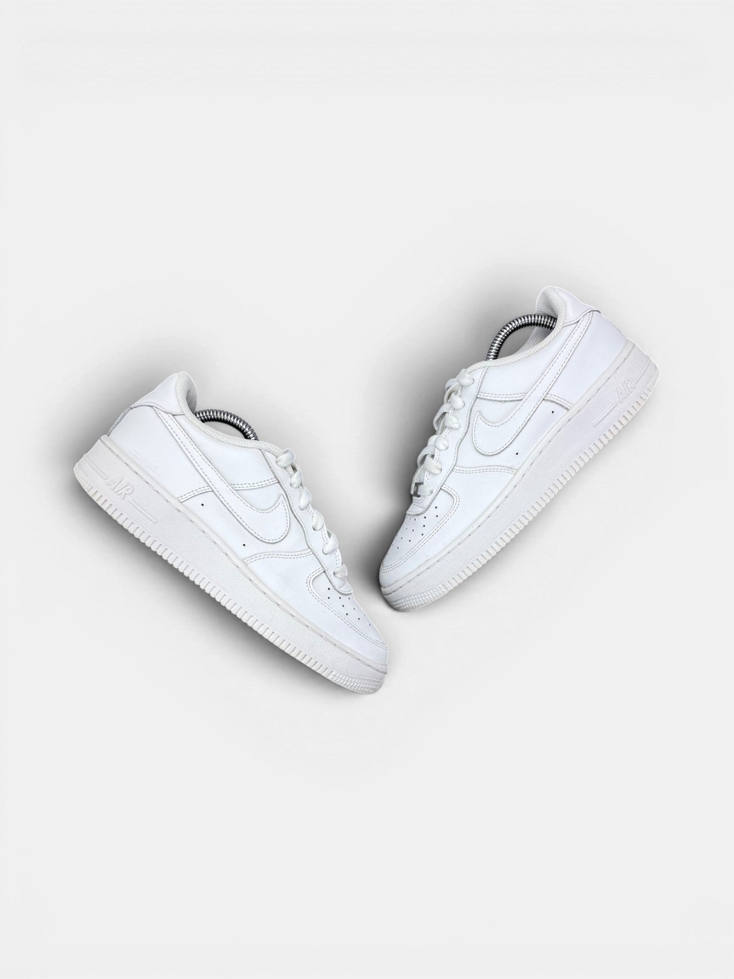 Nike Air Force 1 Low Triple White — buty sportowe damskie w bardzo dobrym stanie rozmiar 37.5, widok z góry na zewnętrzną stronę butów