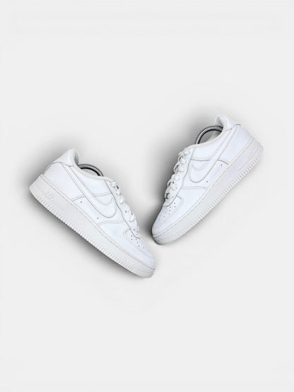 Nike Air Force 1 Low Triple White — buty sportowe damskie w bardzo dobrym stanie rozmiar 37.5, widok z góry na zewnętrzną stronę butów