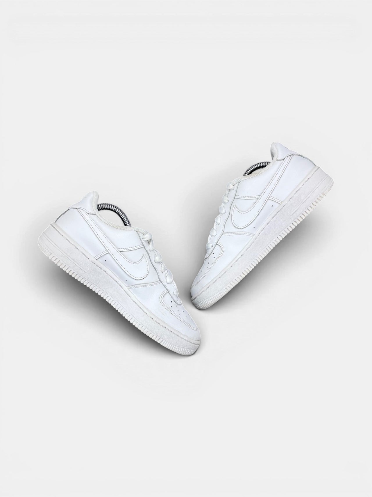 Nike Air Force 1 Low Triple White — buty sportowe damskie w bardzo dobrym stanie rozmiar 37.5, zewnętrzny panel prawego buta