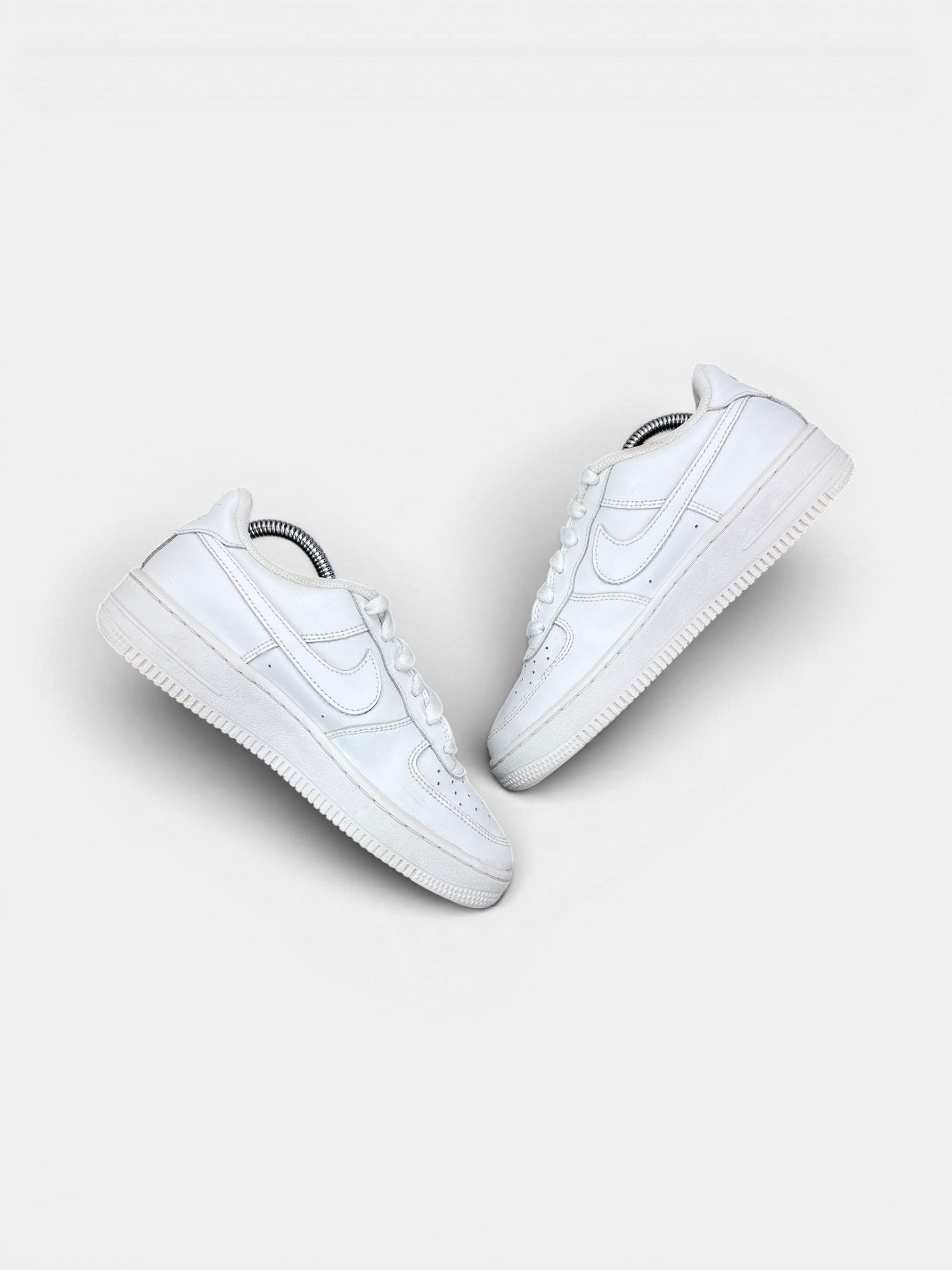 Nike Air Force 1 Low Triple White — buty sportowe damskie w bardzo dobrym stanie rozmiar 37.5, zewnętrzny panel prawego buta
