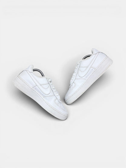 Nike Air Force 1 Low Triple White — buty sportowe damskie w bardzo dobrym stanie rozmiar 37.5, zewnętrzny panel prawego buta