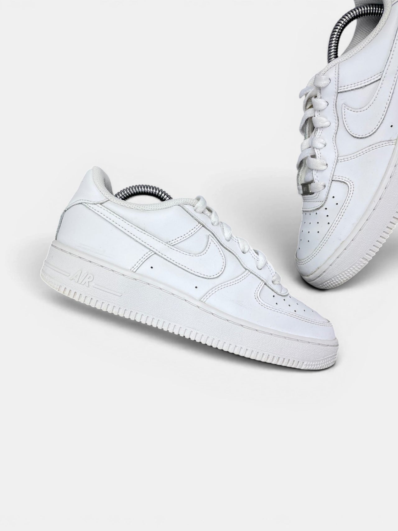 Nike Air Force 1 Low Triple White — buty sportowe damskie w bardzo dobrym stanie rozmiar 37.5, zewnętrzny panel lewego buta