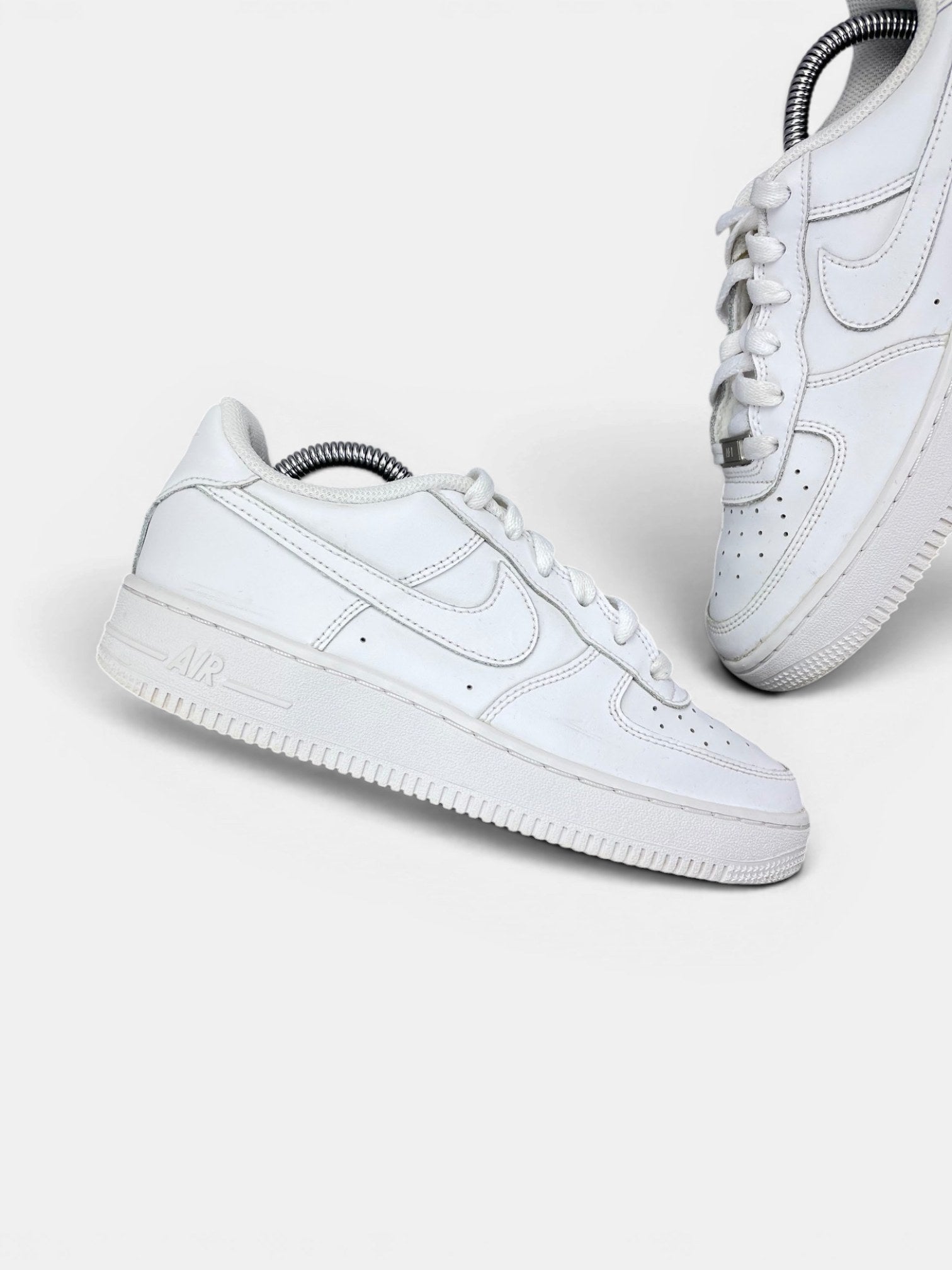 Nike Air Force 1 Low Triple White — buty sportowe damskie w bardzo dobrym stanie rozmiar 37.5, zewnętrzny panel lewego buta