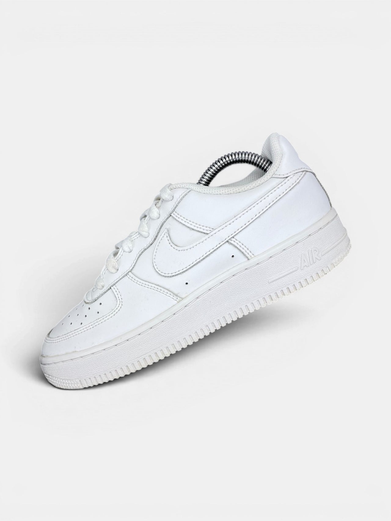 Nike Air Force 1 Low Triple White — buty sportowe damskie w bardzo dobrym stanie rozmiar 37.5, widok z góry na wewnętrzną stronę butów