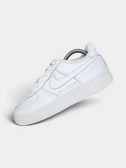 Nike Air Force 1 Low Triple White — buty sportowe damskie w bardzo dobrym stanie rozmiar 37.5, widok z góry na wewnętrzną stronę butów