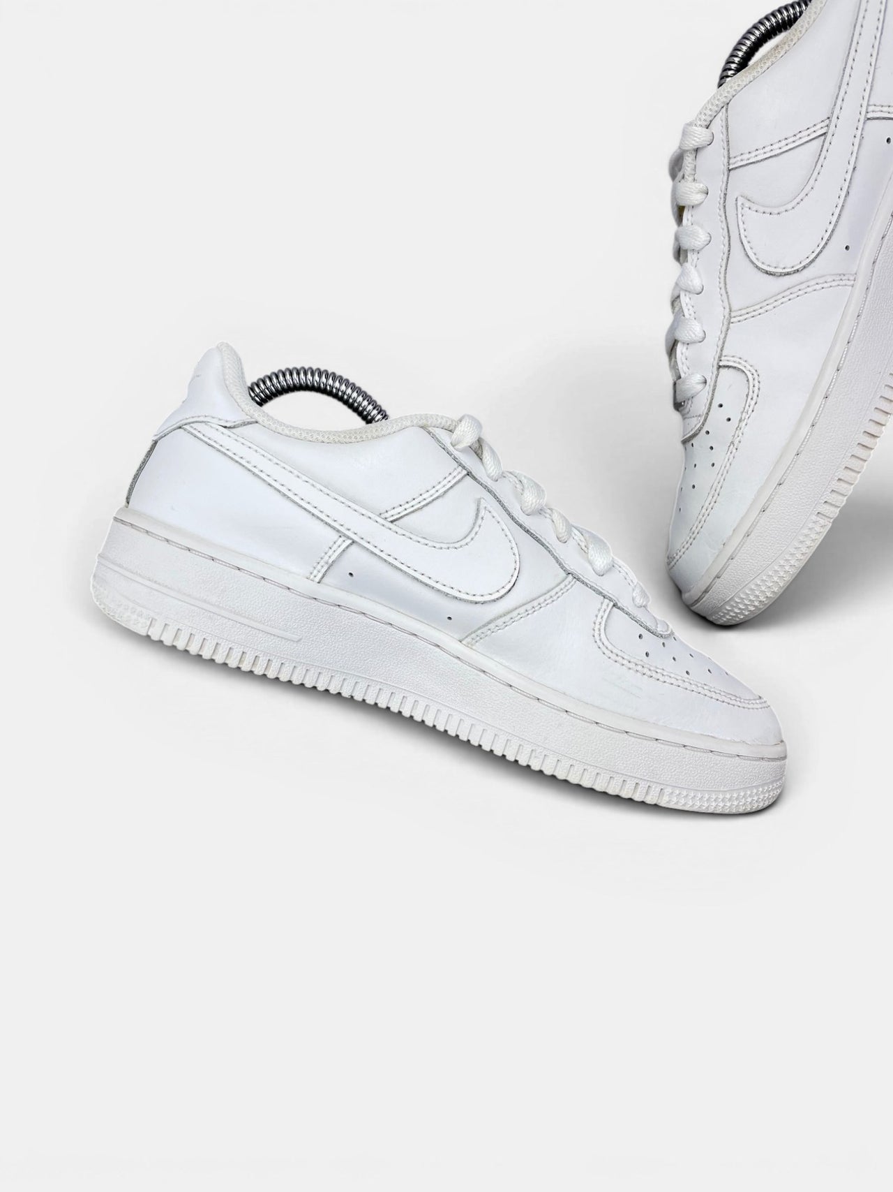 Nike Air Force 1 Low Triple White — buty sportowe damskie w bardzo dobrym stanie rozmiar 37.5, wewnętrzny panel lewego buta