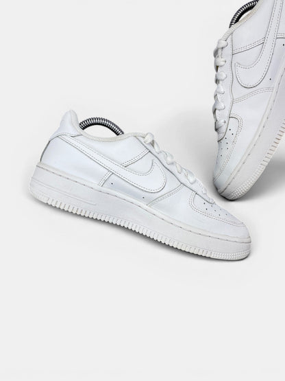 Nike Air Force 1 Low Triple White — buty sportowe damskie w bardzo dobrym stanie rozmiar 37.5, wewnętrzny panel lewego buta