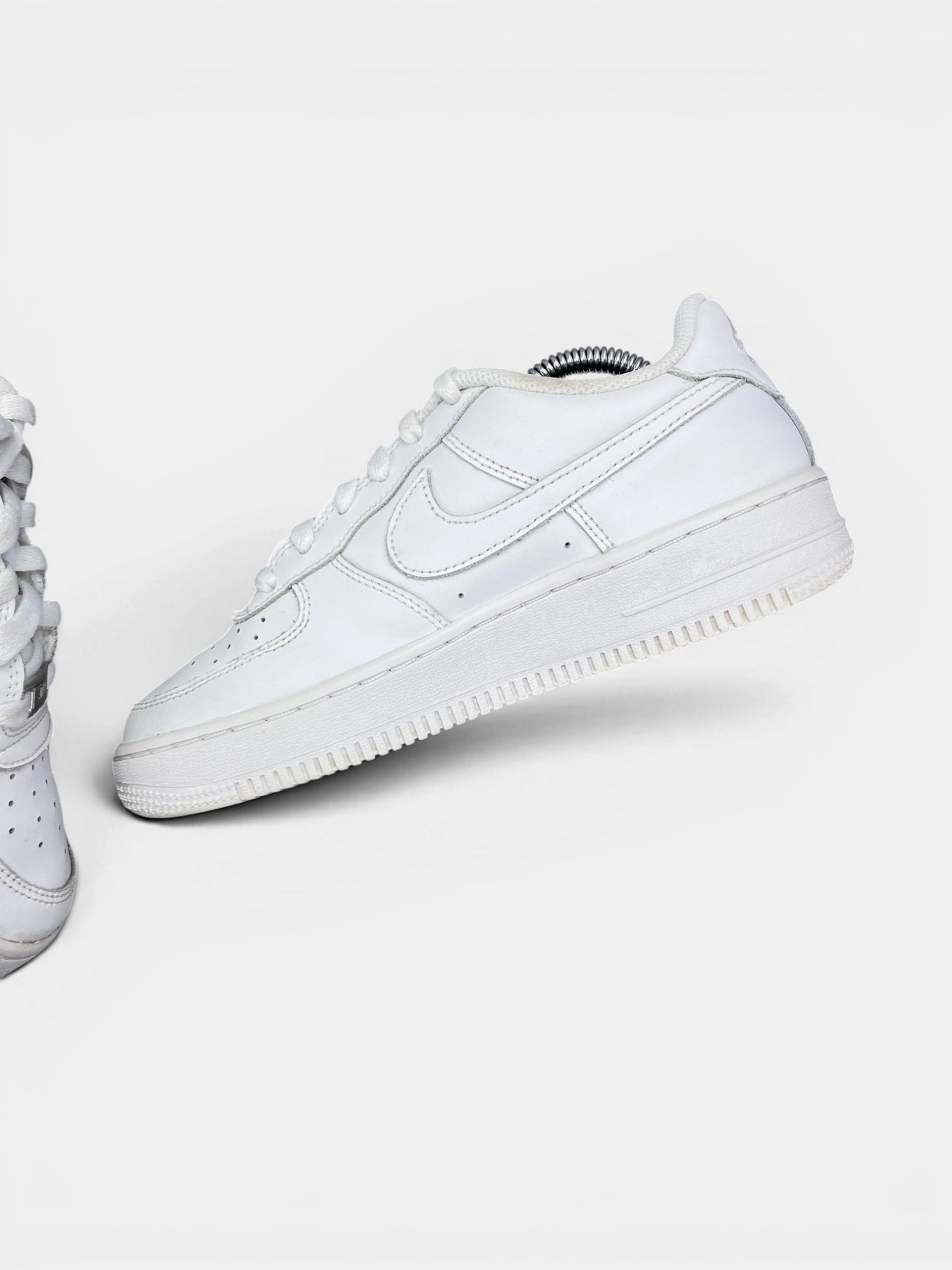 Nike Air Force 1 Low Triple White — buty sportowe damskie w bardzo dobrym stanie rozmiar 37.5, wewnętrzny panel prawego buta