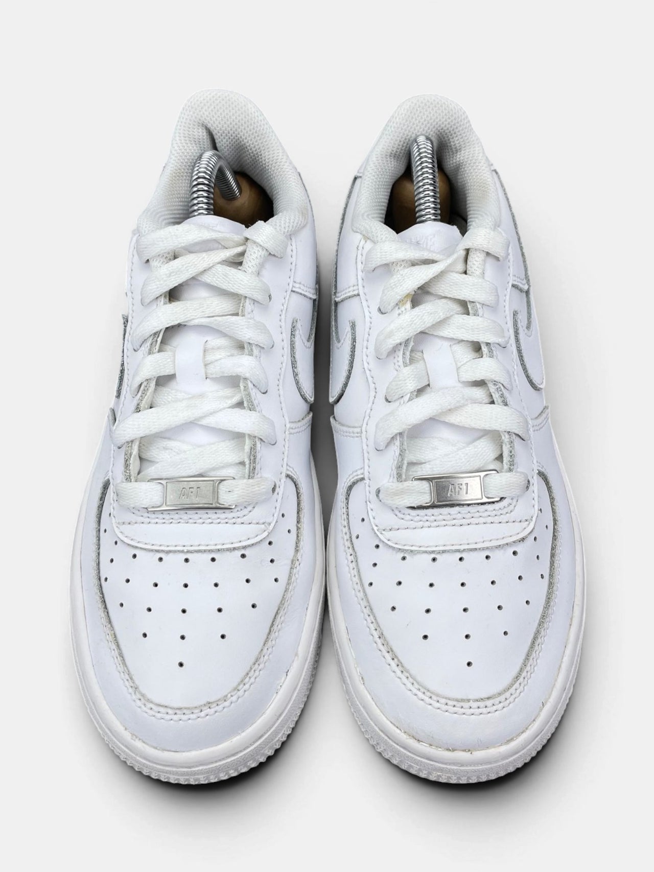 Nike Air Force 1 Low Triple White — buty sportowe damskie w bardzo dobrym stanie rozmiar 37.5, widok z góry