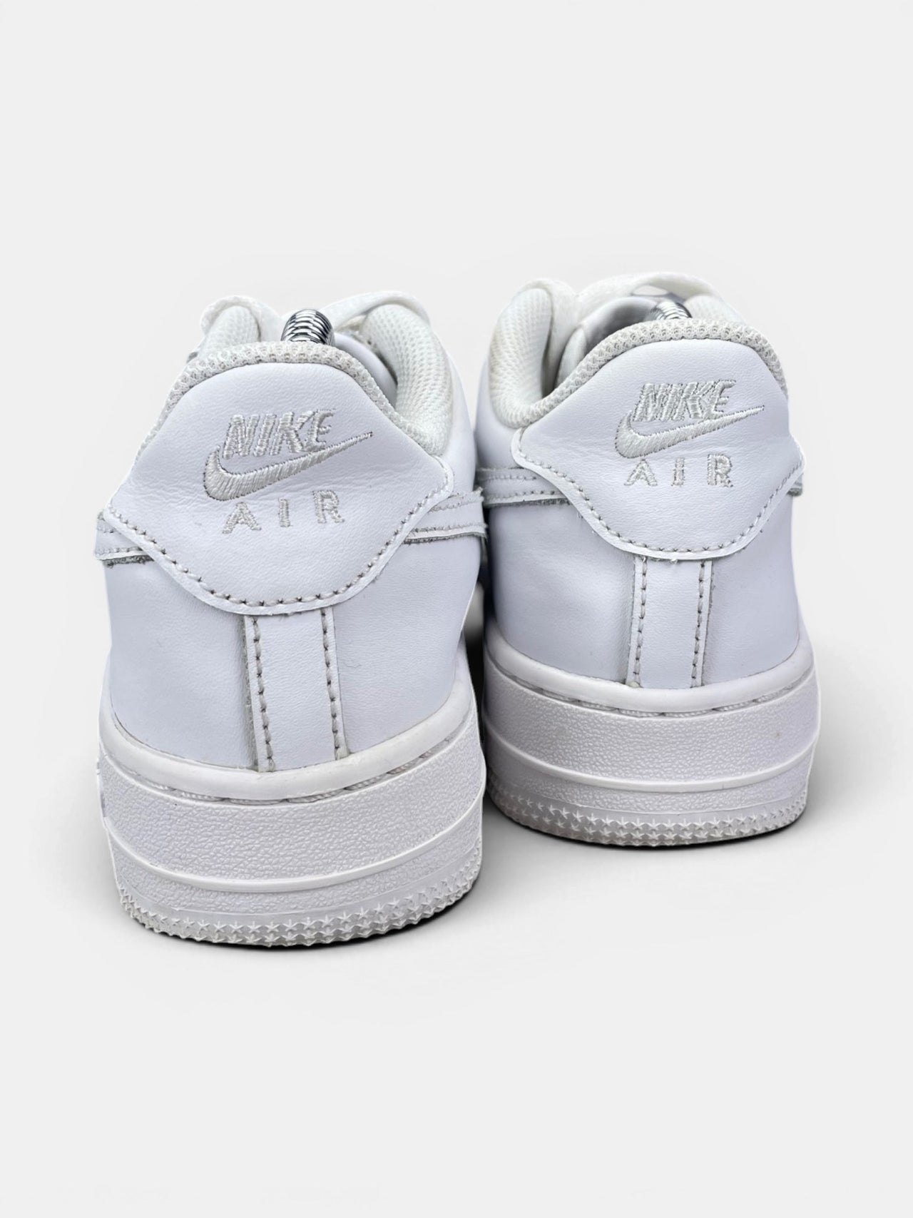 Nike Air Force 1 Low Triple White — buty sportowe damskie w bardzo dobrym stanie rozmiar 37.5, widok z tyłu