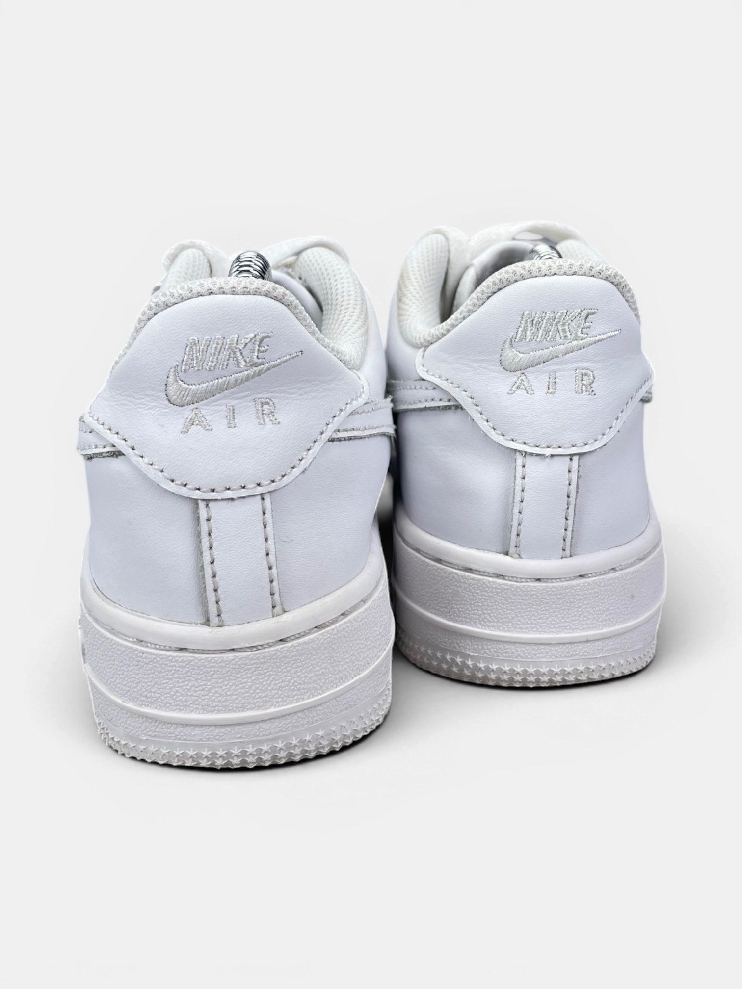 Nike Air Force 1 Low Triple White — buty sportowe damskie w bardzo dobrym stanie rozmiar 37.5, widok z tyłu