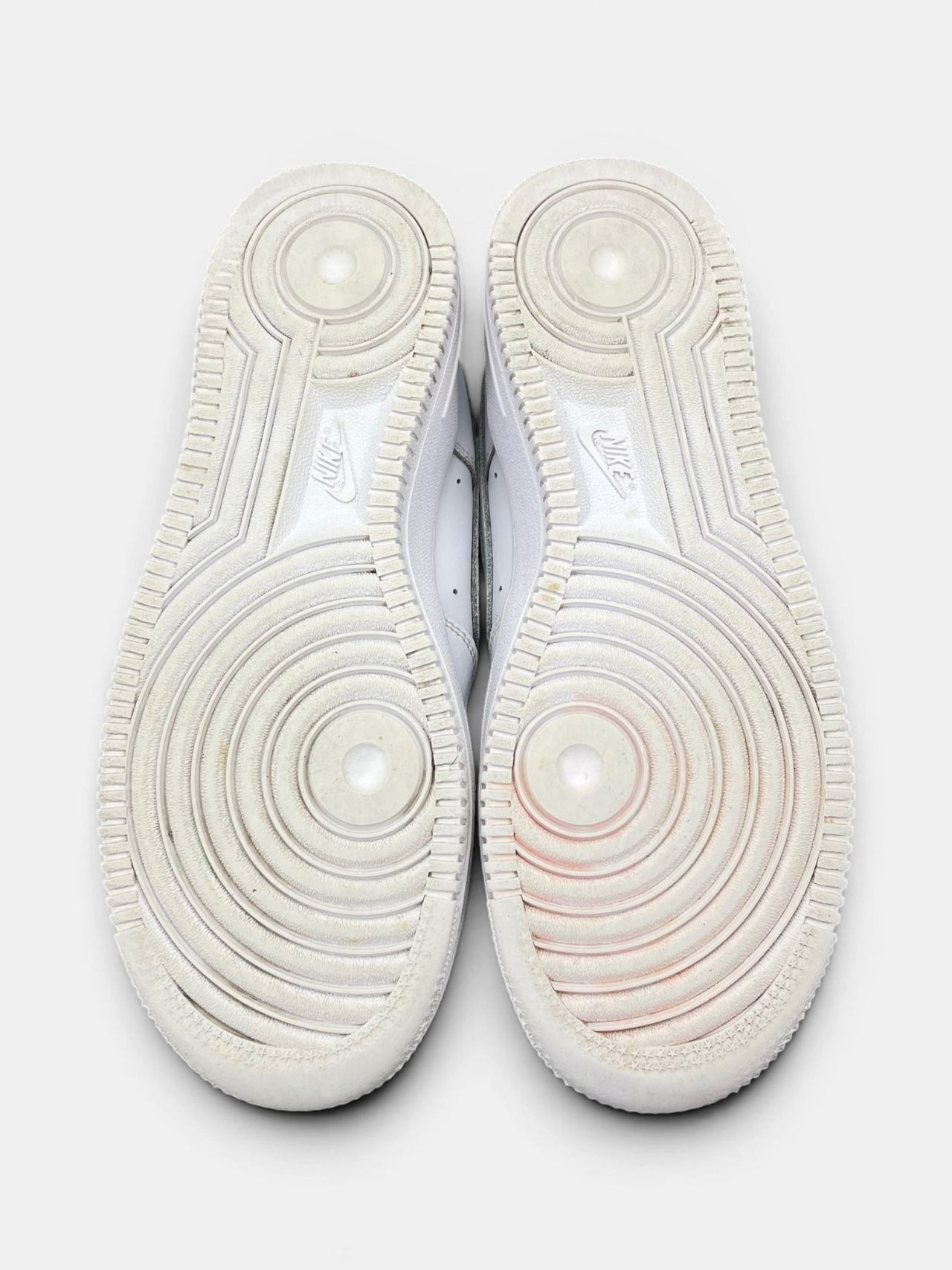 Nike Air Force 1 Low Triple White — buty sportowe damskie w bardzo dobrym stanie rozmiar 37.5, podeszwa
