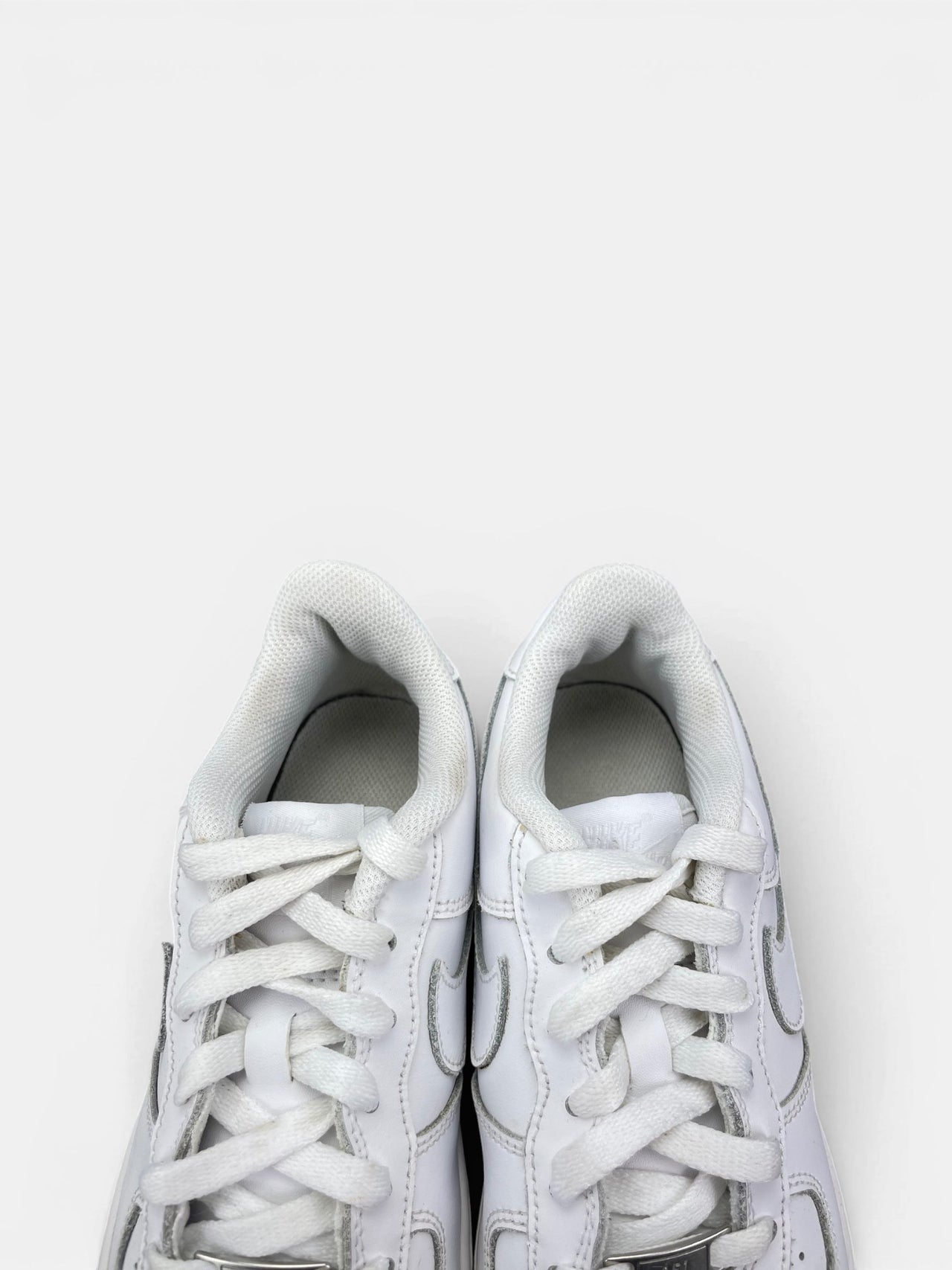 Nike Air Force 1 Low Triple White — buty sportowe damskie w bardzo dobrym stanie rozmiar 37.5, zapiętki butów