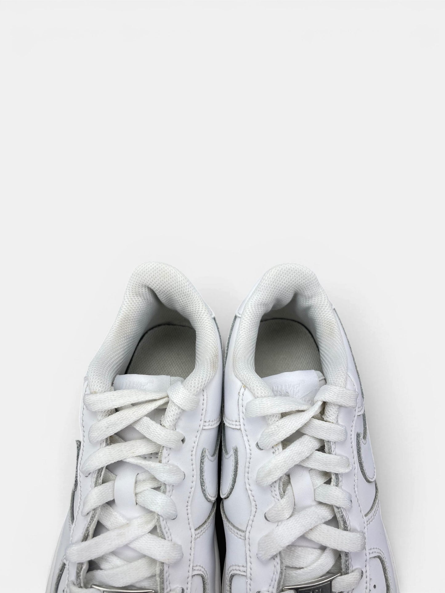 Nike Air Force 1 Low Triple White — buty sportowe damskie w bardzo dobrym stanie rozmiar 37.5, zapiętki butów