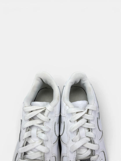 Nike Air Force 1 Low Triple White — buty sportowe damskie w bardzo dobrym stanie rozmiar 37.5, zapiętki butów