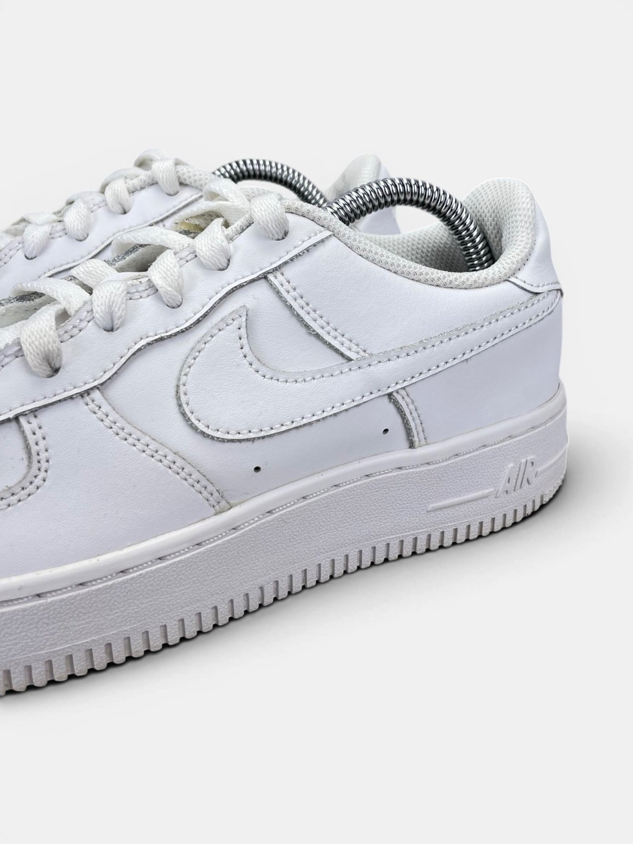 Nike Air Force 1 Low Triple White — buty sportowe damskie w bardzo dobrym stanie rozmiar 37.5, opcjonalne zdjęcie 1