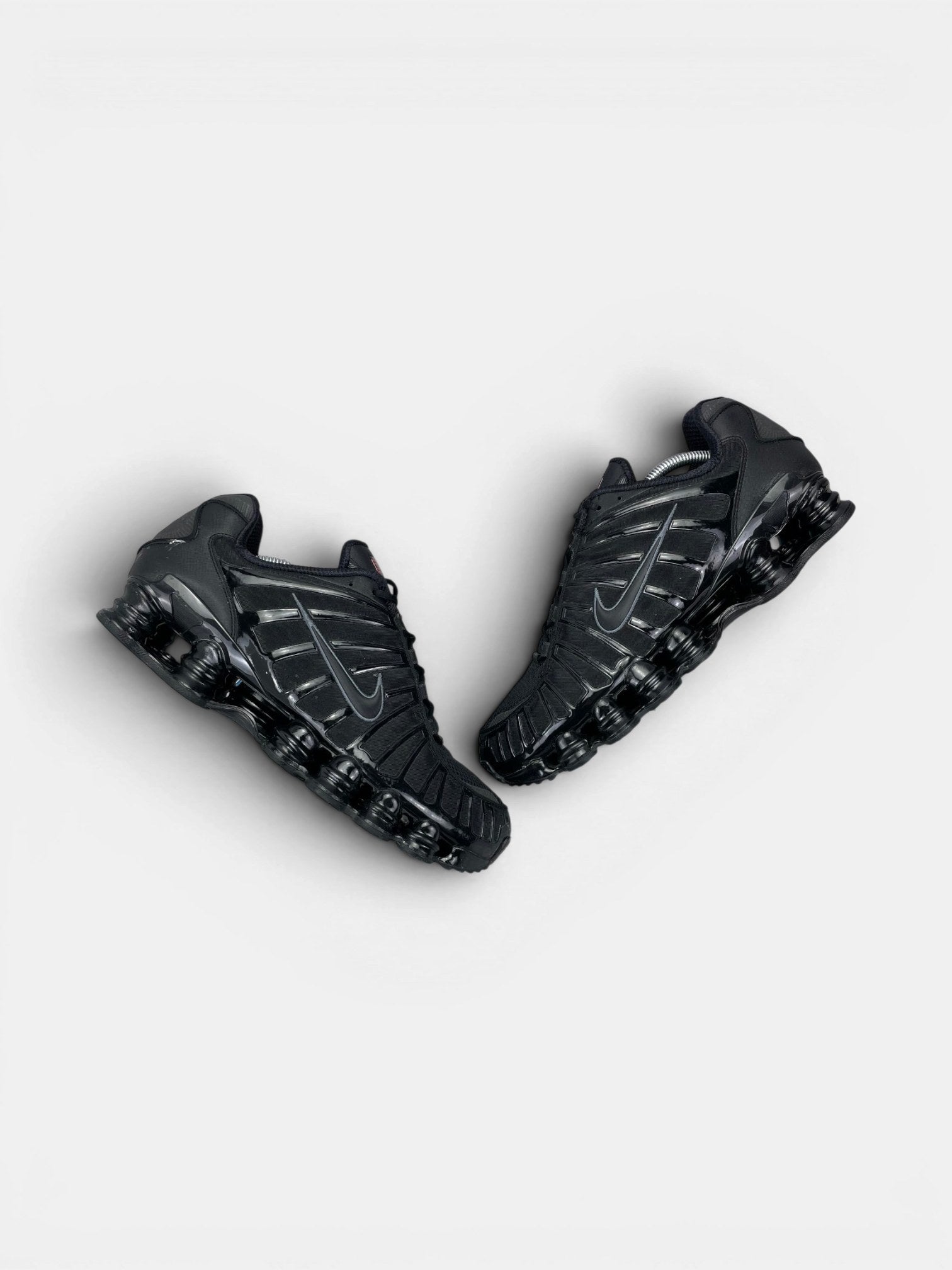 Nike Shox TL Metallic Hematite — buty sportowe męskie w bardzo dobrym stanie rozmiar 45, widok z góry na zewnętrzną stronę butów