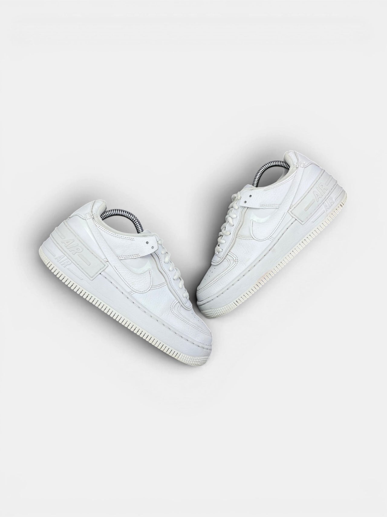 Nike Air Force 1 Shadow Triple White — buty sportowe damskie w bardzo dobrym stanie rozmiar 37.5, widok z góry na zewnętrzną stronę butów