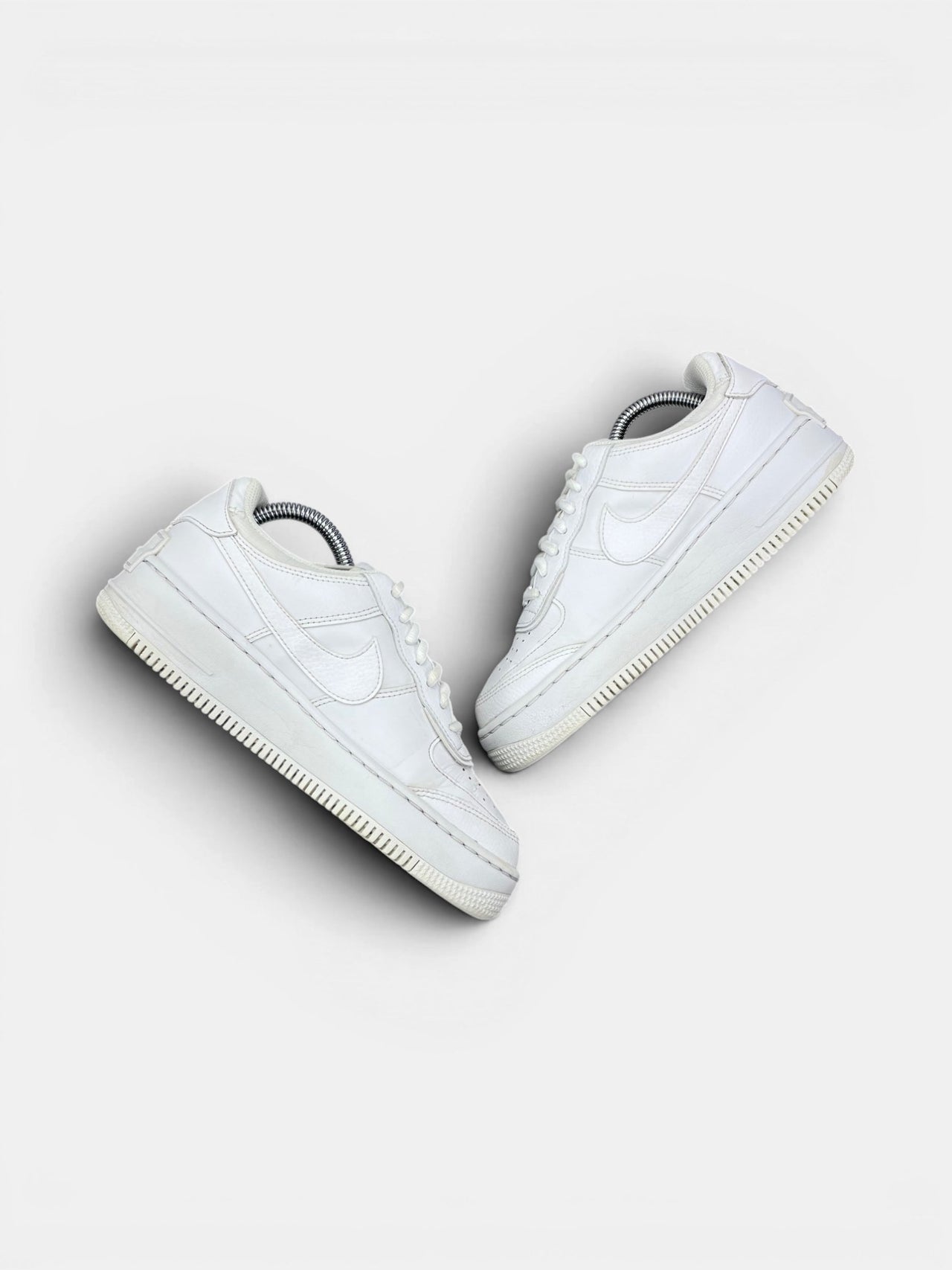 Nike Air Force 1 Shadow Triple White — buty sportowe damskie w bardzo dobrym stanie rozmiar 37.5, zewnętrzny panel prawego buta