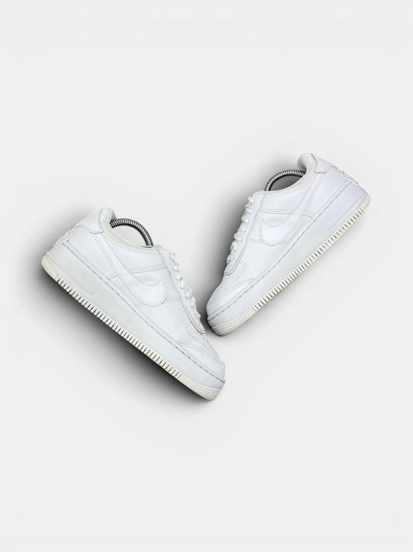 Nike Air Force 1 Shadow Triple White — buty sportowe damskie w bardzo dobrym stanie rozmiar 37.5, zewnętrzny panel prawego buta