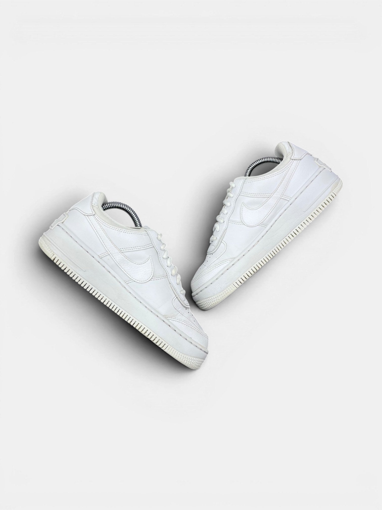 Nike Air Force 1 Shadow Triple White — buty sportowe damskie w bardzo dobrym stanie rozmiar 37.5, zewnętrzny panel prawego buta