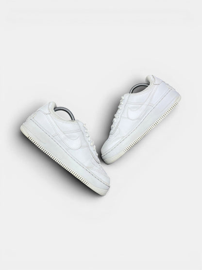 Nike Air Force 1 Shadow Triple White — buty sportowe damskie w bardzo dobrym stanie rozmiar 37.5, zewnętrzny panel prawego buta