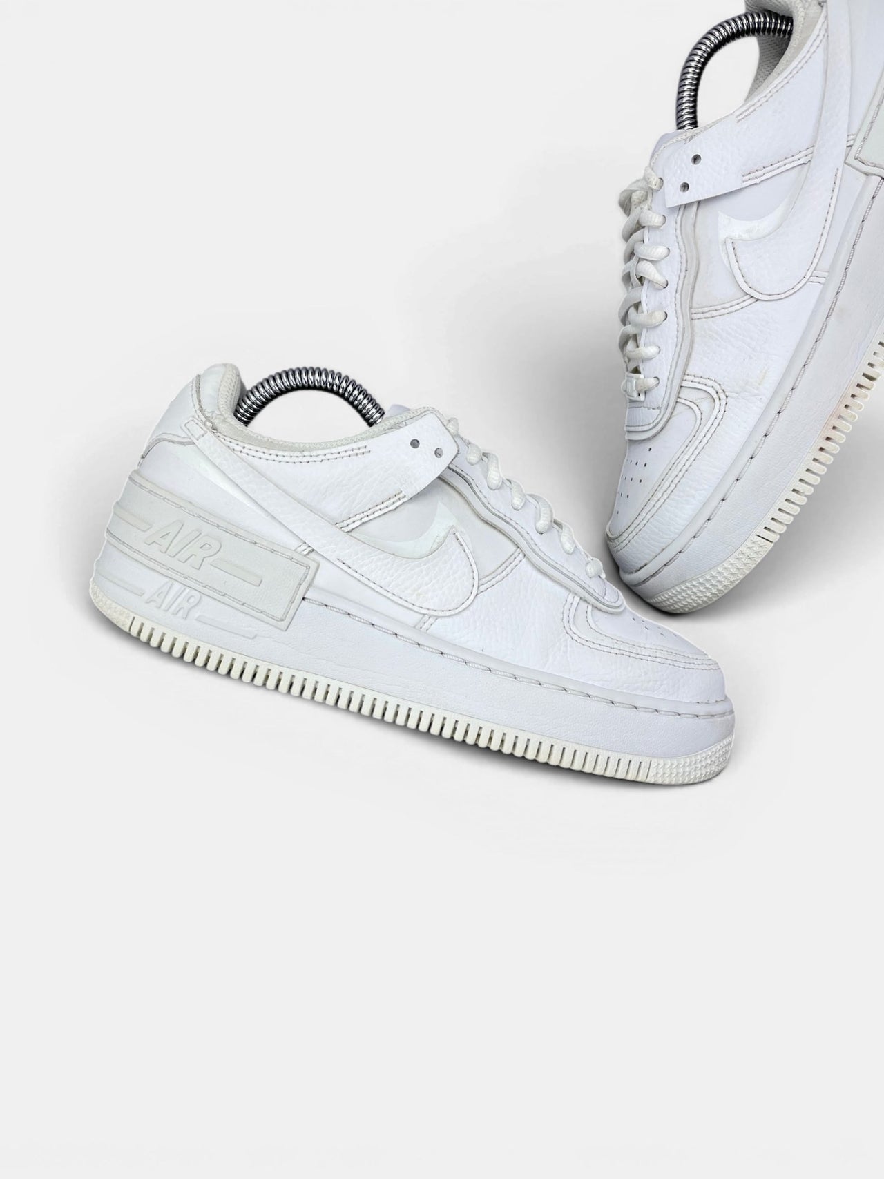 Nike Air Force 1 Shadow Triple White — buty sportowe damskie w bardzo dobrym stanie rozmiar 37.5, zewnętrzny panel lewego buta