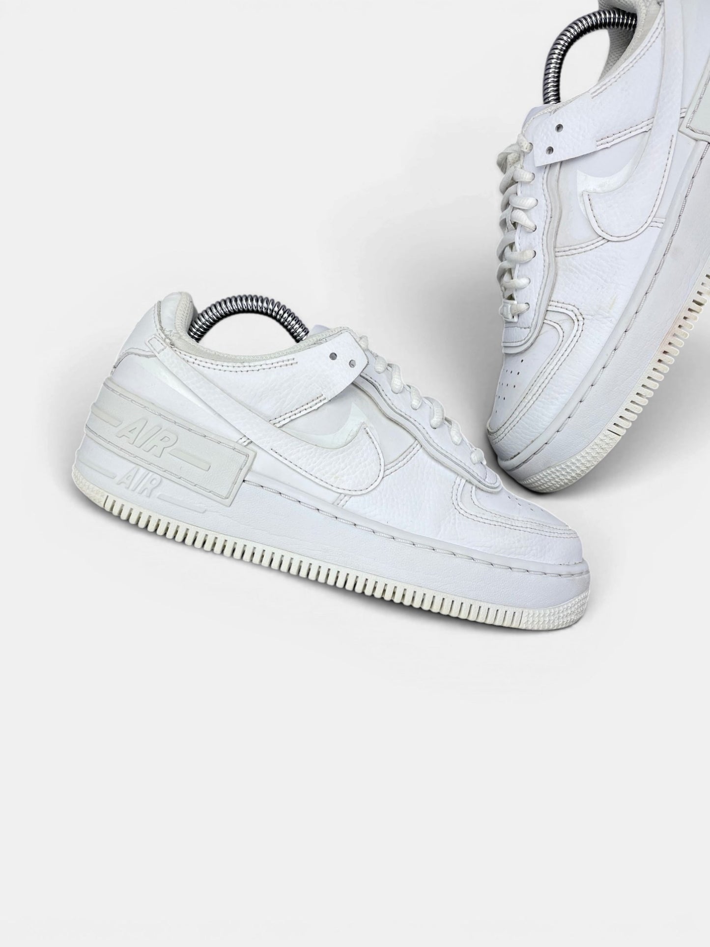 Nike Air Force 1 Shadow Triple White — buty sportowe damskie w bardzo dobrym stanie rozmiar 37.5, zewnętrzny panel lewego buta