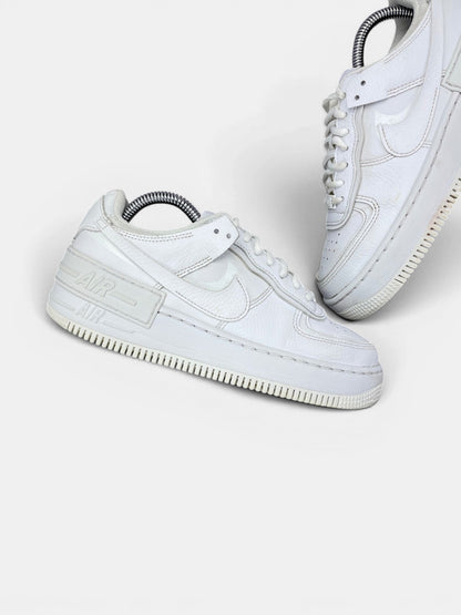 Nike Air Force 1 Shadow Triple White — buty sportowe damskie w bardzo dobrym stanie rozmiar 37.5, zewnętrzny panel lewego buta