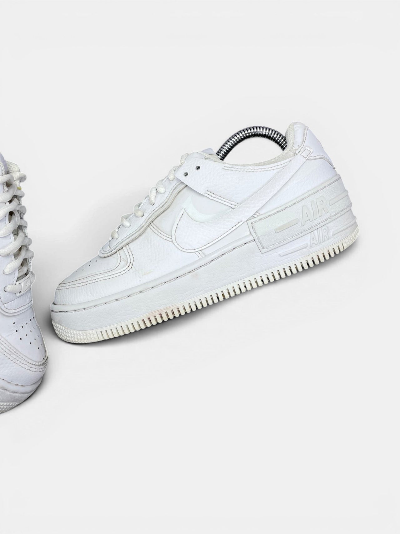 Nike Air Force 1 Shadow Triple White — buty sportowe damskie w bardzo dobrym stanie rozmiar 37.5, widok z góry na wewnętrzną stronę butów