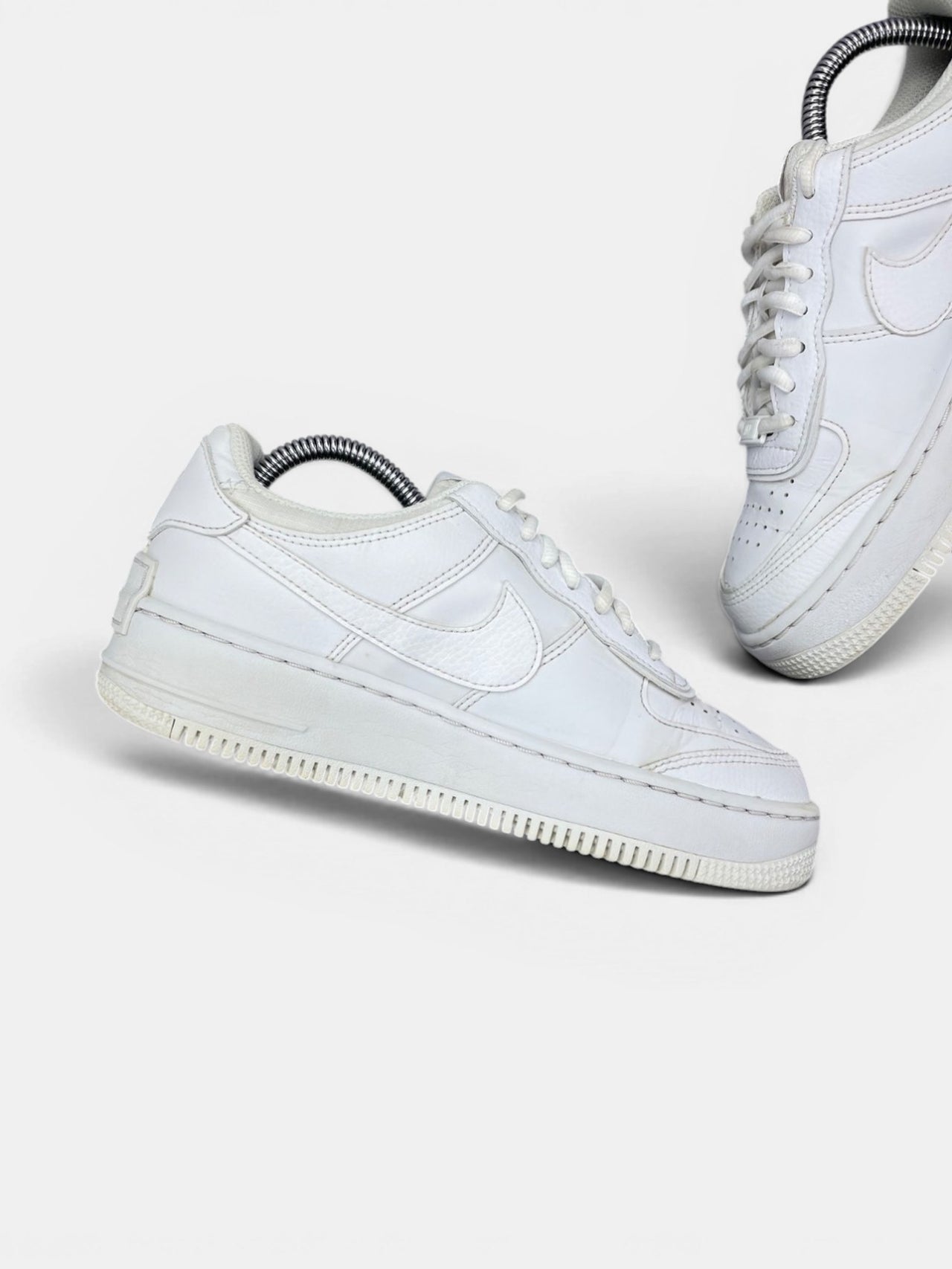 Nike Air Force 1 Shadow Triple White — buty sportowe damskie w bardzo dobrym stanie rozmiar 37.5, wewnętrzny panel lewego buta