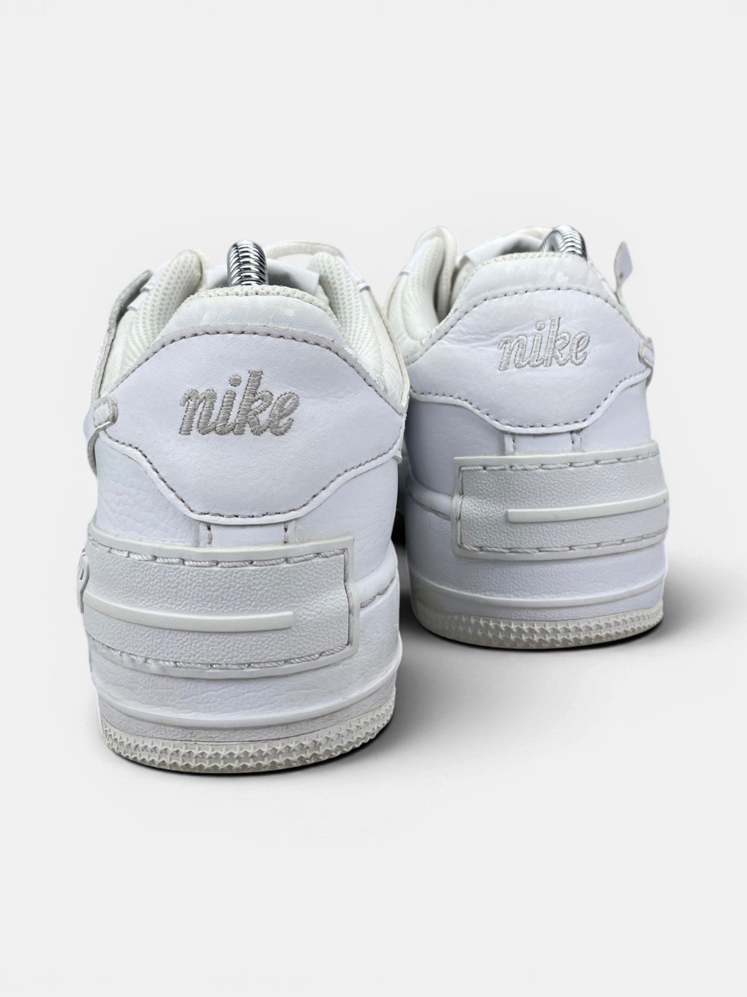 Nike Air Force 1 Shadow Triple White — buty sportowe damskie w bardzo dobrym stanie rozmiar 37.5, widok z tyłu