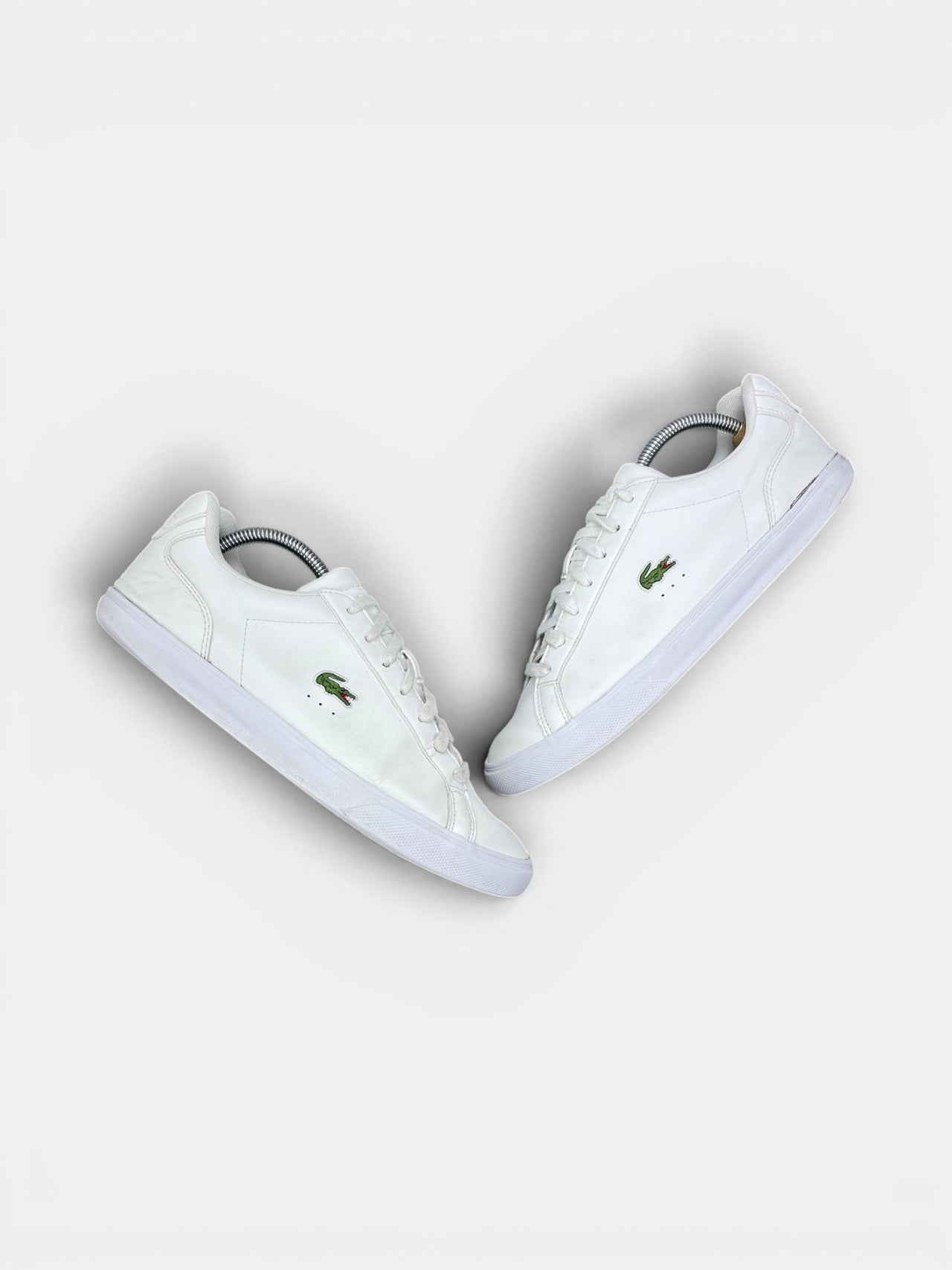 Lacoste Lerond — buty sportowe męskie w bardzo dobrym stanie rozmiar 42, widok z góry na zewnętrzną stronę butów