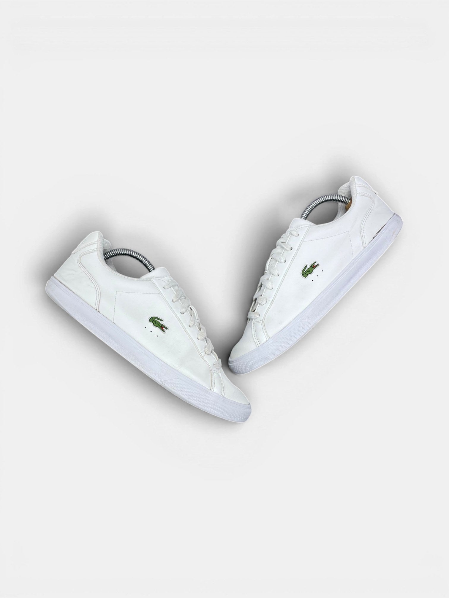 Lacoste Lerond — buty sportowe męskie w bardzo dobrym stanie rozmiar 42, widok z góry na zewnętrzną stronę butów