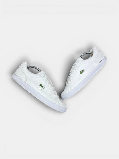 Lacoste Lerond — buty sportowe męskie w bardzo dobrym stanie rozmiar 42, widok z góry na zewnętrzną stronę butów