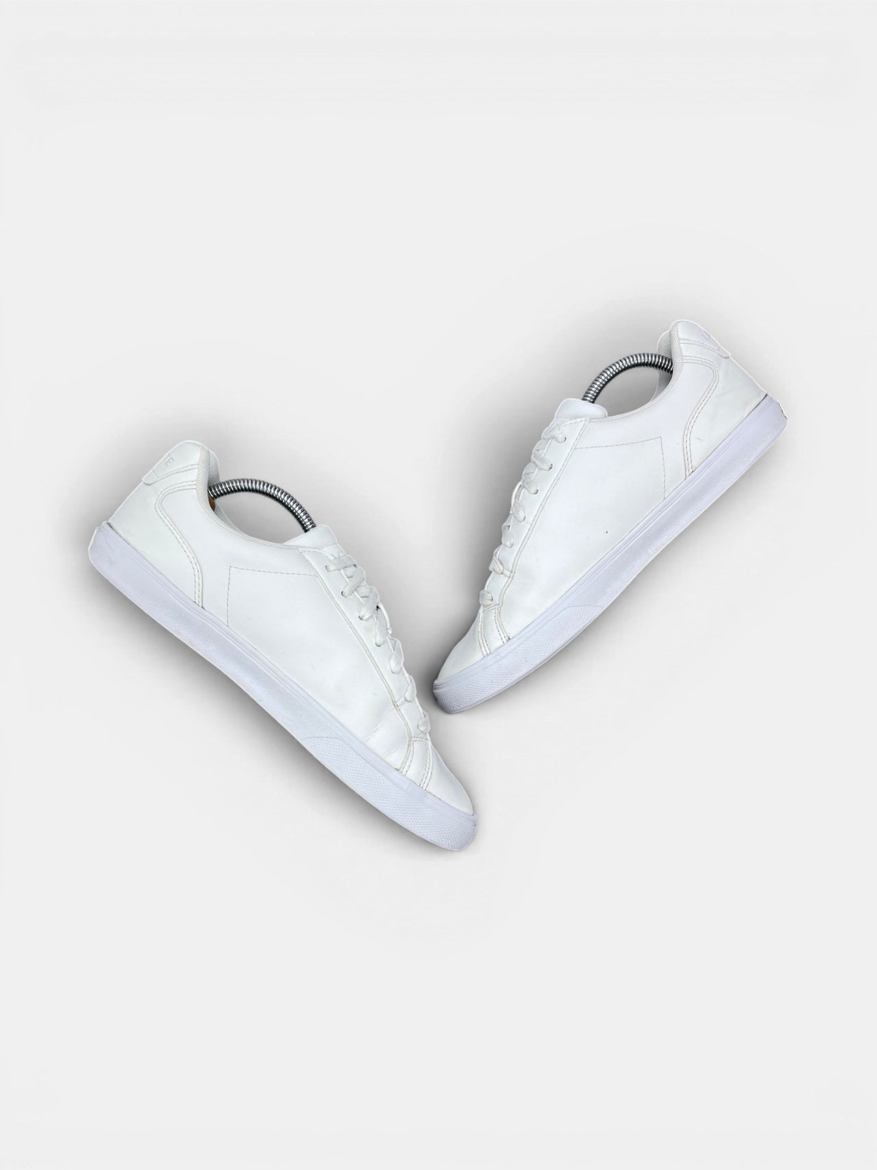 Lacoste Lerond — buty sportowe męskie w bardzo dobrym stanie rozmiar 42, zewnętrzny panel prawego buta