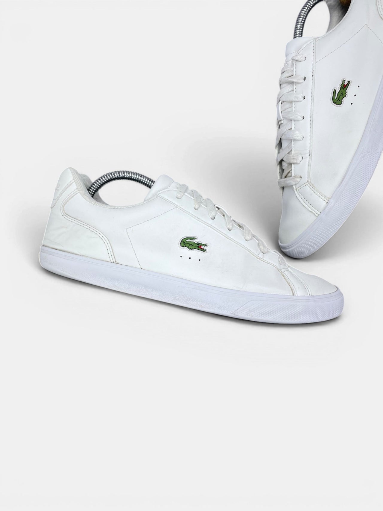 Lacoste Lerond — buty sportowe męskie w bardzo dobrym stanie rozmiar 42, zewnętrzny panel lewego buta