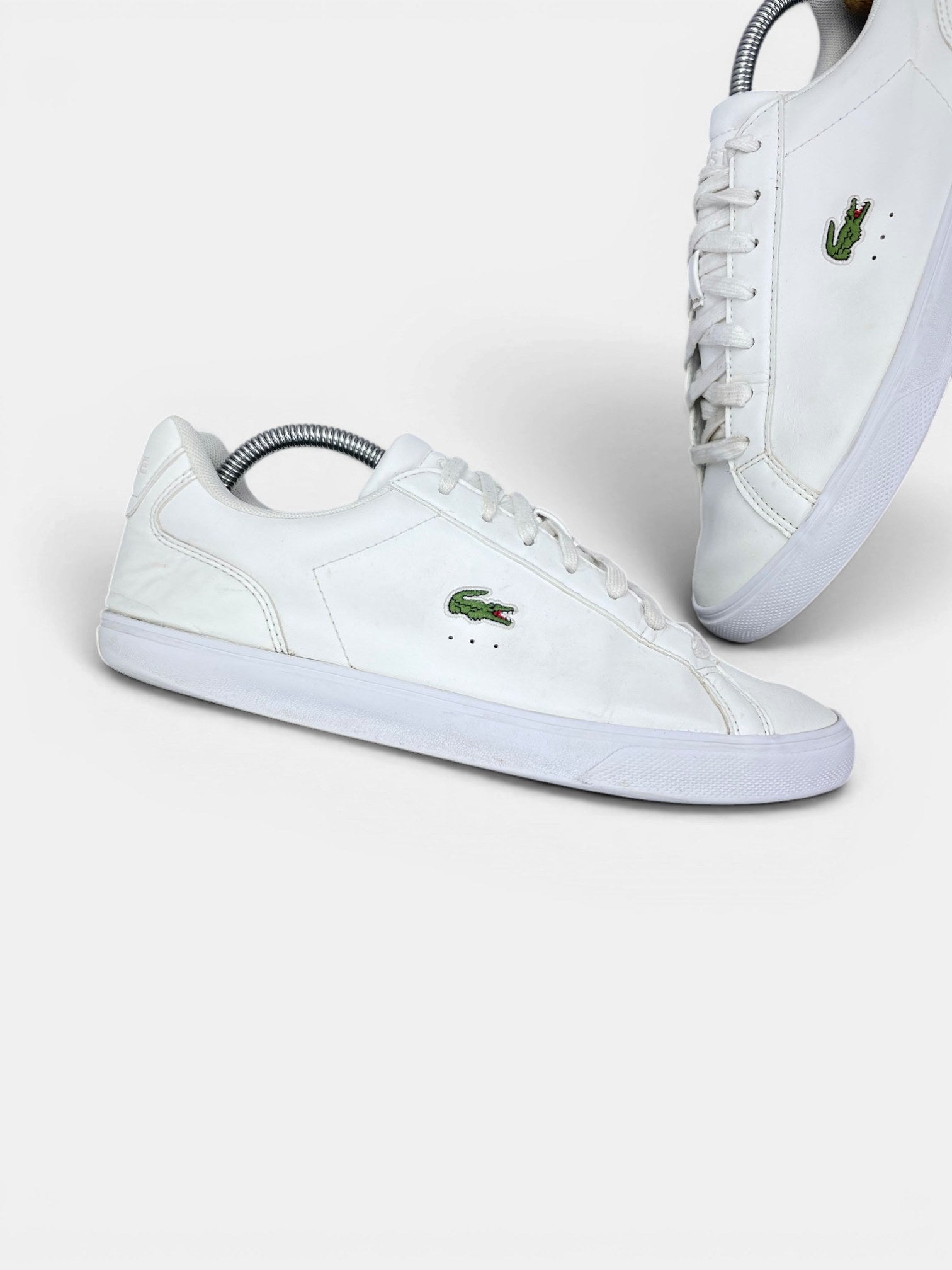 Lacoste Lerond — buty sportowe męskie w bardzo dobrym stanie rozmiar 42, zewnętrzny panel lewego buta