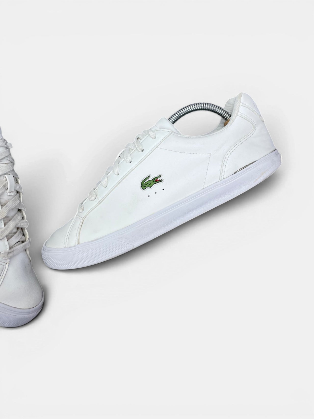 Lacoste Lerond — buty sportowe męskie w bardzo dobrym stanie rozmiar 42, widok z góry na wewnętrzną stronę butów